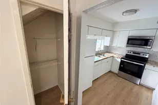 10855 Meadowglen Ln, Houston, TX 77042 - Photo 9