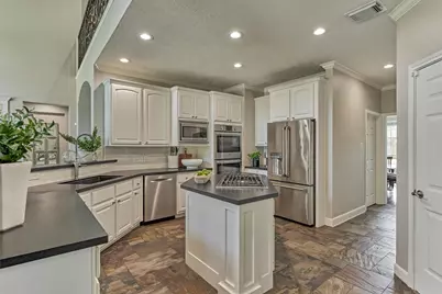 170 N Hazelcrest Circle, The Woodlands, TX 77382 - Photo 9