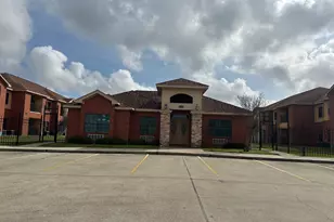 107 Oak Park Dr, Clute, TX 77531 - Photo 1