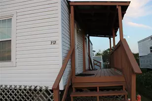 717 7th St, Dickinson, TX 77539 - Photo 1
