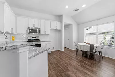 118 S Merryweather Circle, The Woodlands, TX 77384 - Photo 5