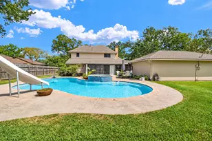 131 Frostwood Dr, Lake Jackson, TX 77566 - Photo 3