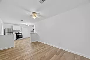 105 Clear Lake Rd, Highlands, TX 77562 - Photo 11