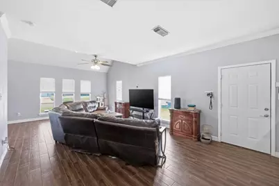 4404 Kitty Chapin Avenue, Orange, TX 77632 - Photo 11