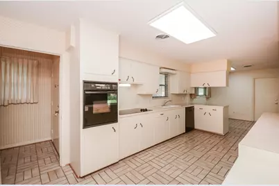 10162 Eddystone Drive, Houston, TX 77043 - Photo 11