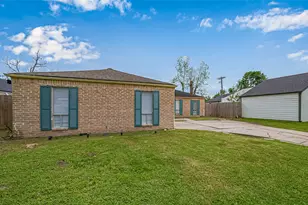13731 Greenway Dr, Sugar Land, TX 77498 - Photo 3