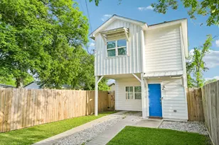 210 Garrotsville St, Houston, TX 77022 - Photo 9
