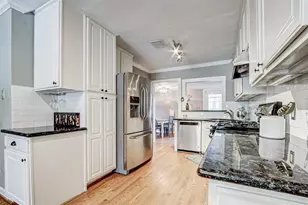 914 Dorothy St, Houston, TX 77008 - Photo 5