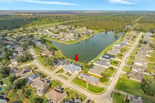 203 Arrowhead Dr, Lake Jackson, TX 77566 - Photo 3