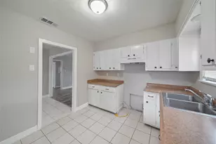 6 E Cleveland St, Baytown, TX 77520 - Photo 3