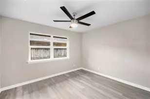 11106 Huggins Dr, Houston, TX 77035 - Photo 19