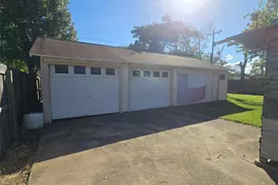 1045 Vine Dr, Angleton, TX 77515 - Photo 5