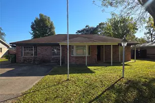 1045 Vine Dr, Angleton, TX 77515 - Photo 1