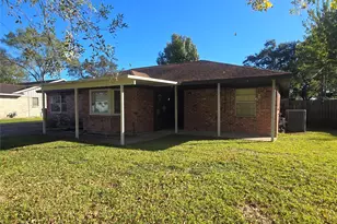 1045 Vine Dr, Angleton, TX 77515 - Photo 3