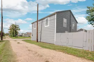 1131 W 2nd St, Freeport, TX 77541 - Photo 29