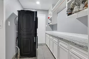 1033 W Snyder St, Alvin, TX 77511 - Photo 11