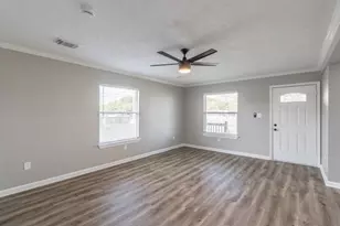 725 10th St, Dickinson, TX 77539 - Photo 11