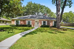 2817 Frostwood Cir, Dickinson, TX 77539 - Photo 1