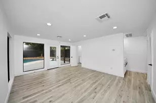 7819 Pagewood Ln, Houston, TX 77063 - Photo 9
