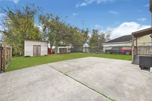 1300 Cypress St, Baytown, TX 77520 - Photo 23
