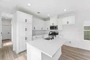 524 N 4th St, La Porte, TX 77571 - Photo 9