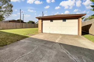 205 Bastrop St, Angleton, TX 77515 - Photo 17