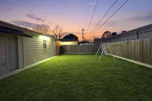 1350 Twin Falls Rd, Houston, TX 77088 - Photo 17