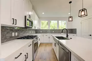 933 E 40 1/2 St St, Houston, TX 77022 - Photo 9