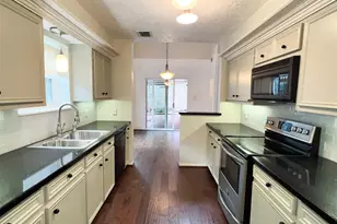 9807 Oak Point Dr, Houston, TX 77055 - Photo 23