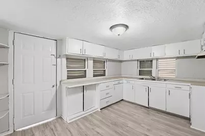 811 W Broad Street, Freeport, TX 77541 - Photo 19