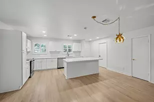 7007 Sharpview Dr, Houston, TX 77074 - Photo 5