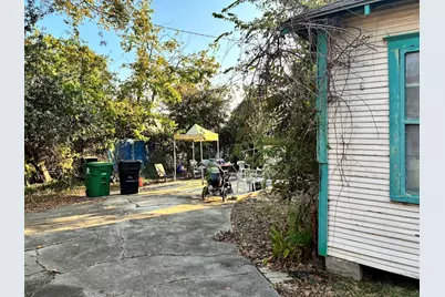 305 Eastwood Street, Houston, TX 77011 - Photo 9