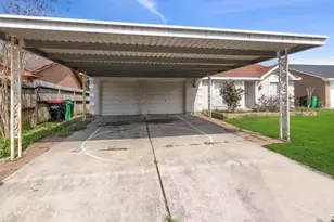 614 Meadowglen Dr, Baytown, TX 77521 - Photo 3