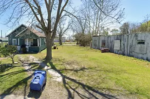 421 1st Ave N, Texas City, TX 77590 - Photo 1