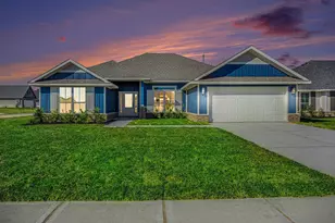 1 Keystone Ct, Angleton, TX 77515 - Photo 1