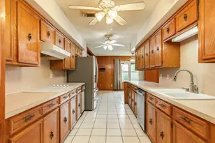 327 Maple Dr, Hitchcock, TX 77563 - Photo 9