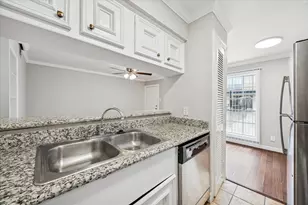 201 Emerson St, Houston, TX 77006 - Photo 7