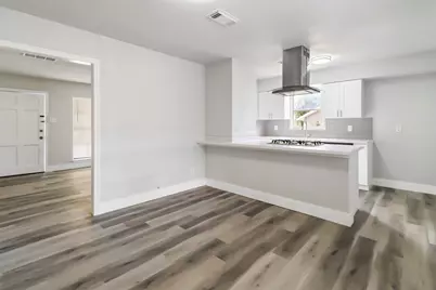 521 E Hunnicutt Street, Baytown, TX 77520 - Photo 5