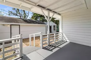 521 E Hunnicutt St, Baytown, TX 77520 - Photo 13