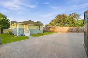 300 E 40th 1/2 St, Houston, TX 77018 - Photo 27