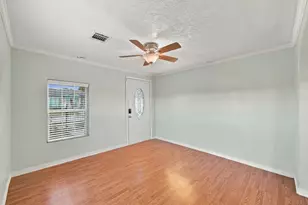 300 E 40th 1/2 St, Houston, TX 77018 - Photo 9