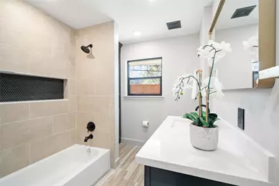 10111 Brinwood Drive, Houston, TX 77043 - Photo 11
