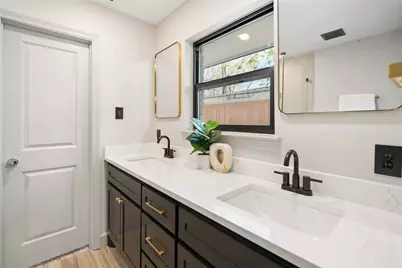 10111 Brinwood Drive, Houston, TX 77043 - Photo 7