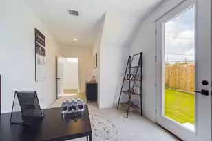 8319 Springwood Cyn Ln, Houston, TX 77055 - Photo 7