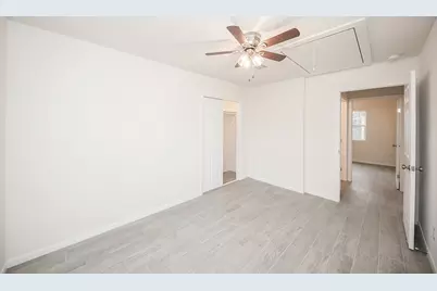 5042 Mallow Street #B, Houston, TX 77033 - Photo 9