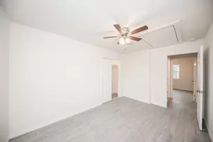 5042 Mallow St, Houston, TX 77033 - Photo 9