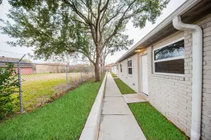 5042 Mallow St, Houston, TX 77033 - Photo 11