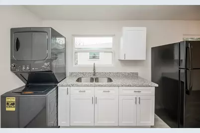 5042 Mallow Street #B, Houston, TX 77033 - Photo 5
