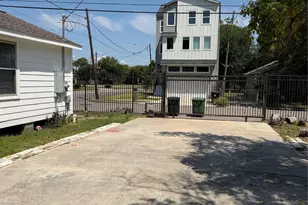 1406 E 33rd St, Houston, TX 77022 - Photo 9