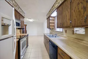 9706 Carmalee St, Houston, TX 77075 - Photo 11